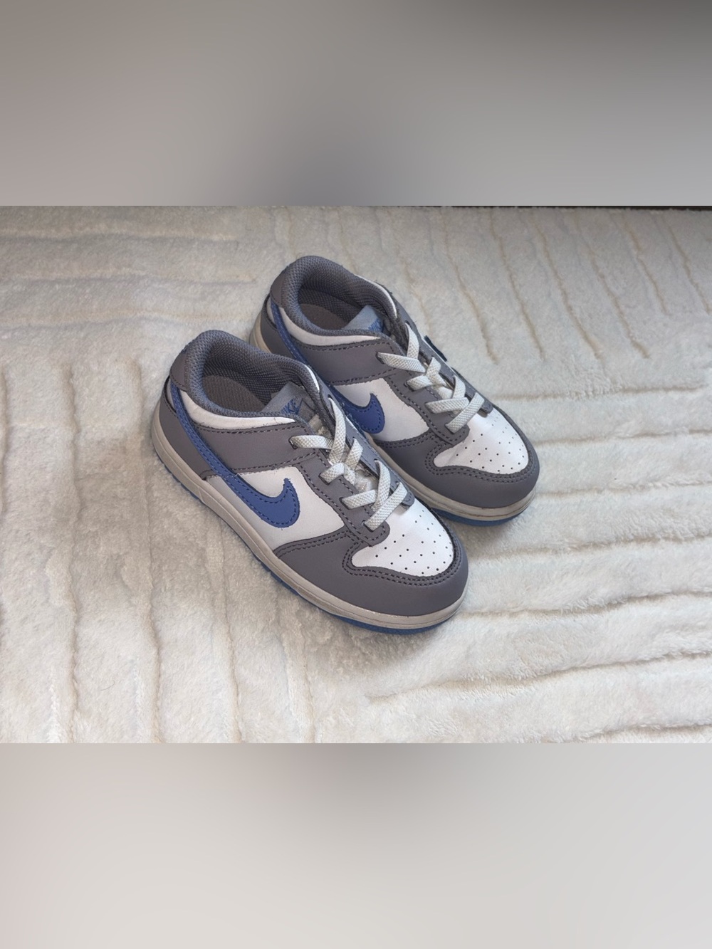 Nike Kids Low-Top Sneakers in White, Gray and Blue
